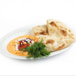 Хумус c томатами и питой