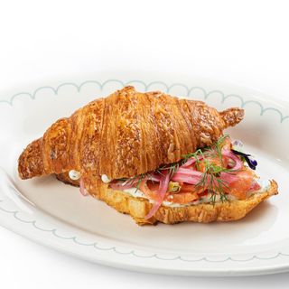 Круассан с лососем