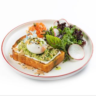 Авокадо тост с лососем и миксом орехов