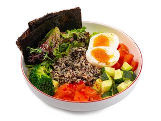 Киноа боул с лососем