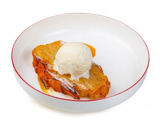 Яблочный штрудель с пломбиром