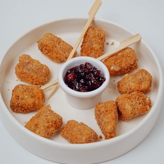 Сыр Бри с клюквенным соусом