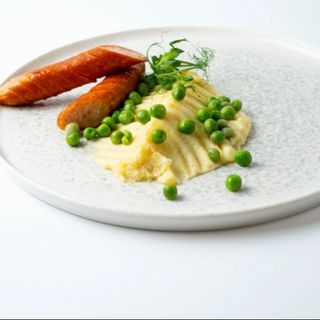 Куриные колбаски с пюре и зеленым горошком