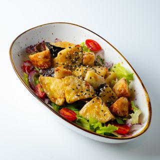 Салат с баклажанами в азиатском соусе с халуми