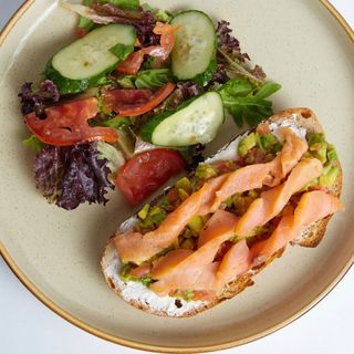 Тартин с гуакомоле и семгой