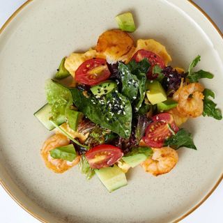 Скрэмбл с салатом, креветками и авокадо