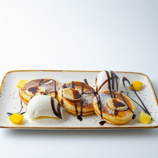 Панкейки с мороженым и фруктами