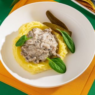 Бефстроганов с картофельным пюре