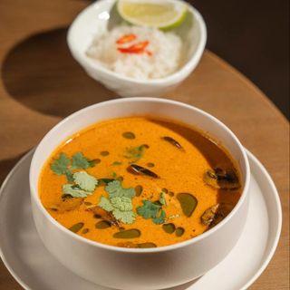 Том ям с морепродуктами