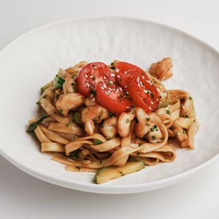 Удон с креветками в зелёном карри