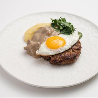Говяжья котлета с пюре и яйцом