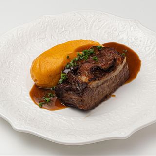 Томлёный брискет с картофельным пюре и копчёной паприкой