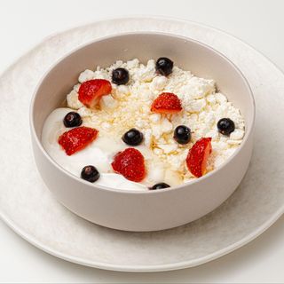 Творог с мёдом и сезонными ягодами