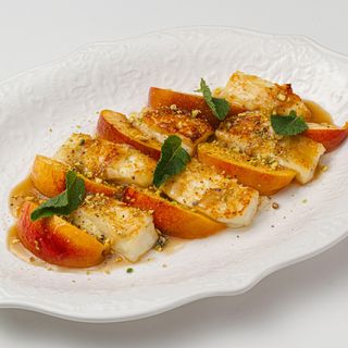 Жареный халуми с нектарином