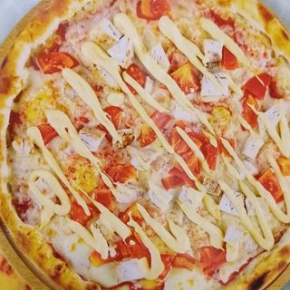 Пицца с курицей и сырным соусом
