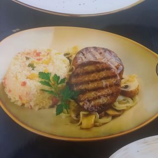 Котлета из индейки и жареными грибами