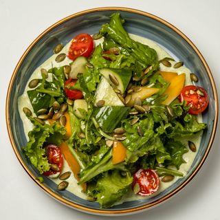 Салат с йогуртом и тыквенными семечками 