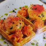 Вафли с лососем т яйцом пашот
