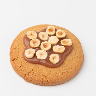 Кукис с карамелью и фундуком 