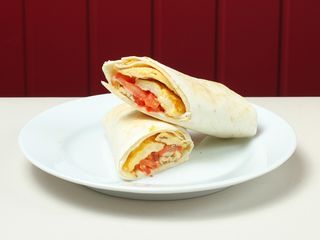 Тортилья с омлетом и томатами