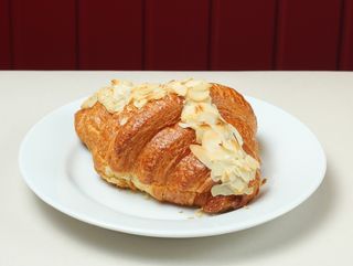 Миндальный круассан