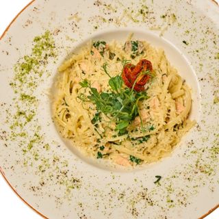 Спагетти с лососем и шпинатом