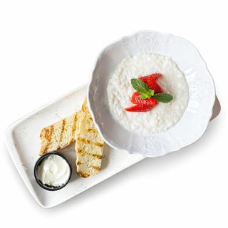 Каша рисовая с ягодами