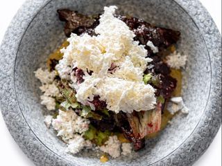 Салат из свеклы и жарен сыром фетта