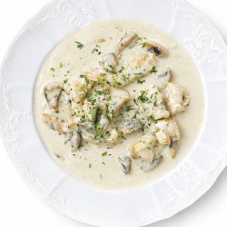 Куриное филе в сливочном соусе с шампиньонами
