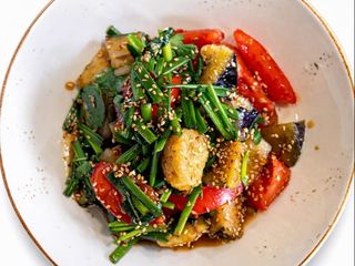 Салат с хрустящими баклажанами в кисло-сладком соусе