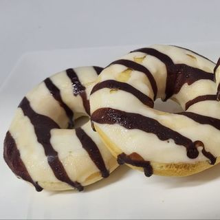 Донат с ванильной начинкой