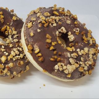 Донаты с шоколадной начинкой и ореховым покрытием