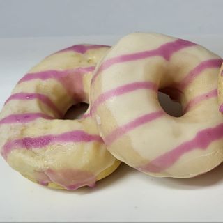 Донат с малиновой начинкой