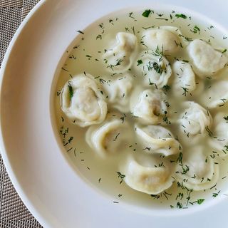 Пельмени с бульоном