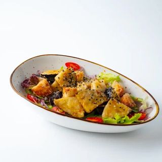 Салат с баклажанами в азиатском соусе с халуми