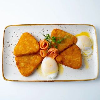 Хашбраун с лососем и яйцом пашот