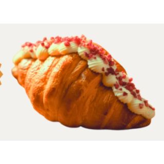 Круассан с клубникой