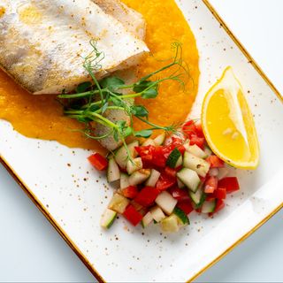 Судак с пюре из тыквы и томатной сальсой