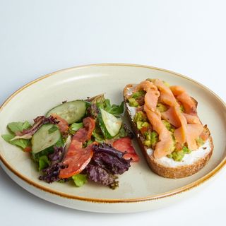 Тартин с гуакамоле и семгой