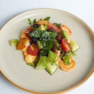 Скрэмбл с салатом, креветками и авокадо