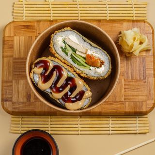 Суши бургер с курицей с соусом 