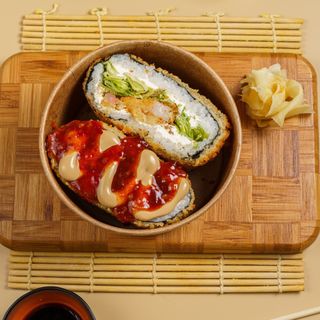 Суши бургер с креветкой с остро сладким соусом