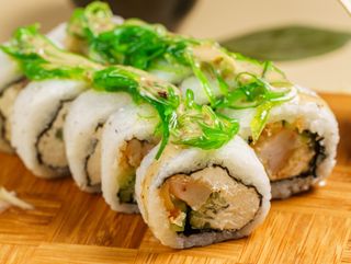 Ролл с креветкой и салатом чукка в арахисовом соусе