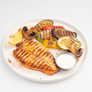 Семга с овощами на гриле