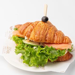 Круассан с лососем