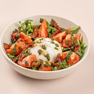 Салат с бурратой томатами и рукколой (250 г)