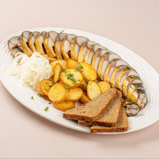 Скумбрия копченая с молодым картофелем