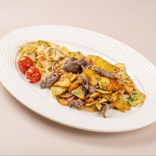 Жареный картофель с кониной