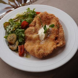 Шницель из куриной грудки с салатом из маринованных огурчиков