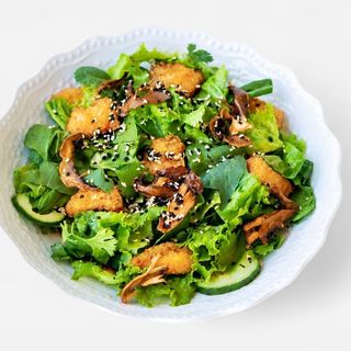 Салат с хрустящим цыпленком и чипсами из шампиньонов